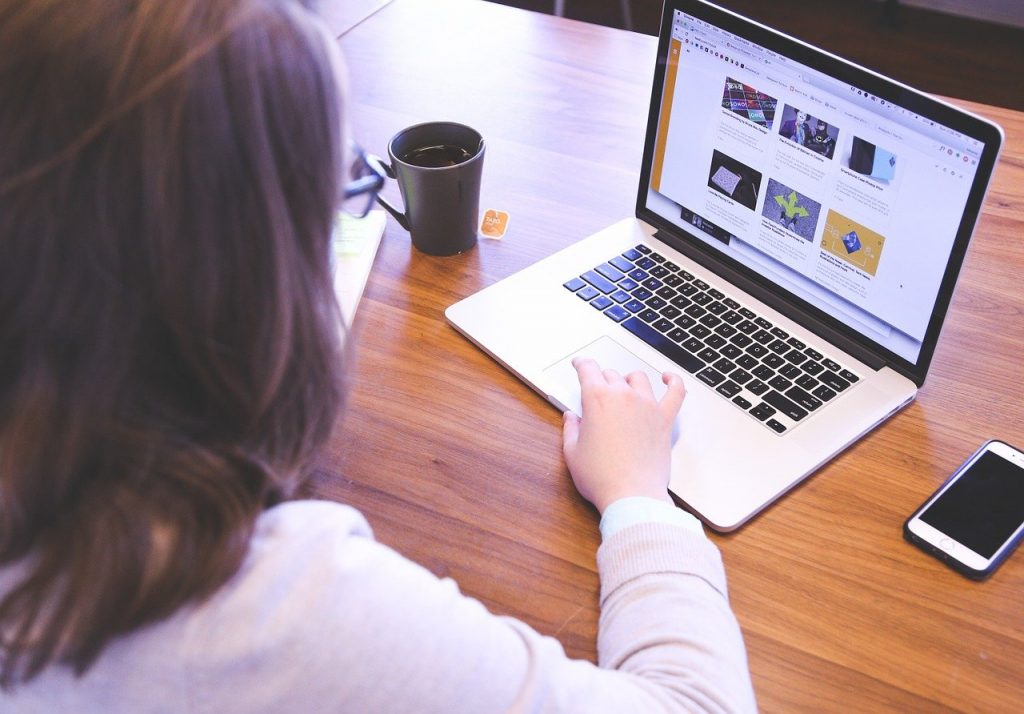 Jovem moça estudando em frente ao computador