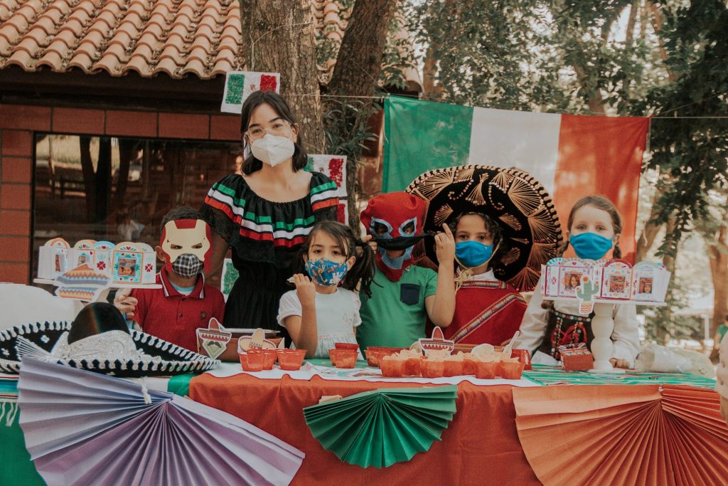 Alunos do Bilíngue apresentam países durante a feira