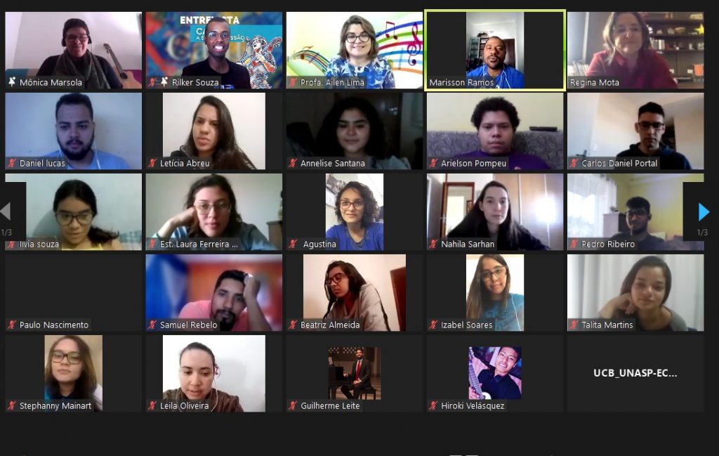 Alunos e professores acompanham palestra da professora Mônica Marsola.