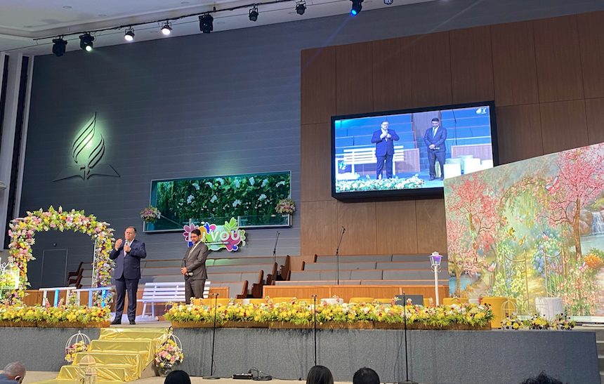 Igreja do UNASP HT decorada com flores para o batismo da primavera
