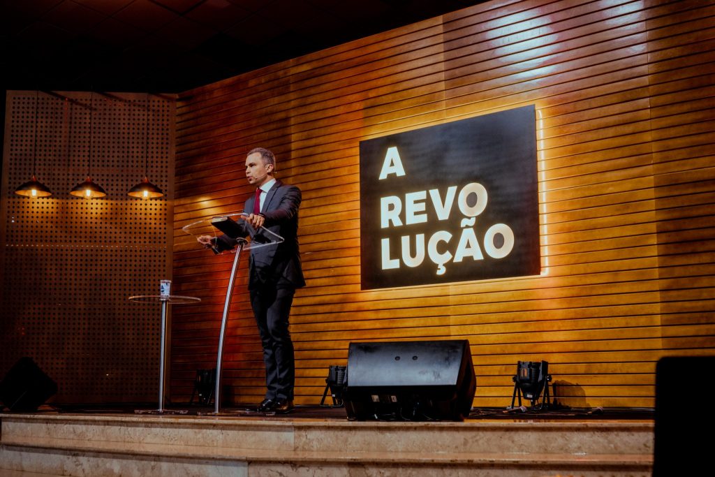 Pastor Cândido foi o orador da Semana de Oração.