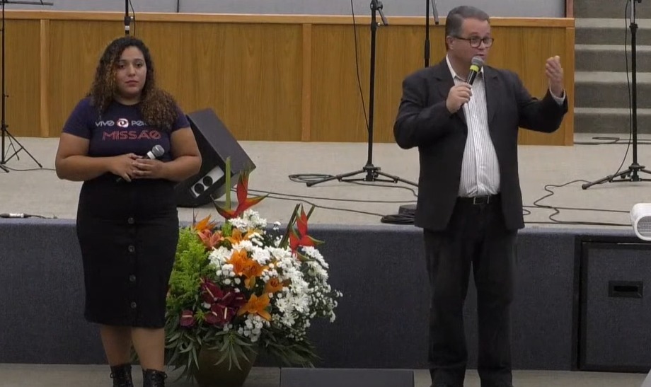 Diretor e coordenadora do Centro de Voluntariado e Missões do UNASP Hortolândia