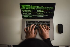 Muitos cursos possuem áreas de atuação semelhantes, isso confunde a decisão dos estudantes em relação à qual faculdade fazer. Esse é o caso da Engenharia de Computação e Sistema de Informação, pois além de estudarem assuntos semelhantes, também podem trabalhar na mesma área.